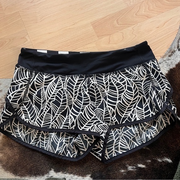 LULULEMON Speed Up Shorts‎ 3” In Pretty Palm Black Angel Wing Black Size 6 - Picture 3 of 10